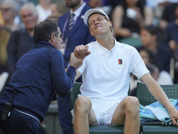 Come sta Sinner dopo l'infortunio al gomito a Wimbledon: giocherà contro Shelton?
