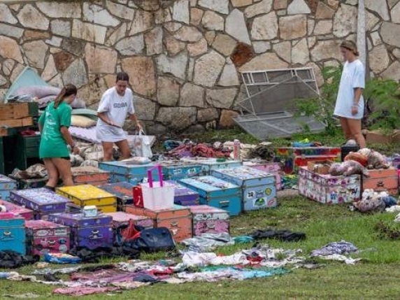Il dolore del Texas: la strage e l’eroe morto. E il bilancio dell'alluvione sale a 95 morti 
