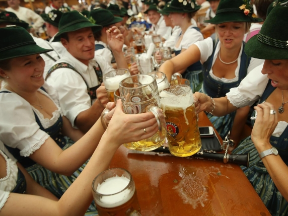 Birra, crollano i consumi in Germania: identità culturale in crisi, scatta l’allarme per 1.500 birrifici