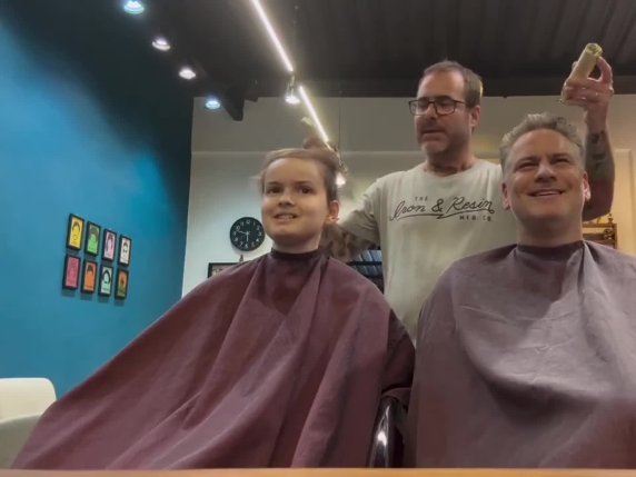 Julio Sergio si rasa a zero, il gesto d'amore per il figlio malato di tumore, il video che commuove