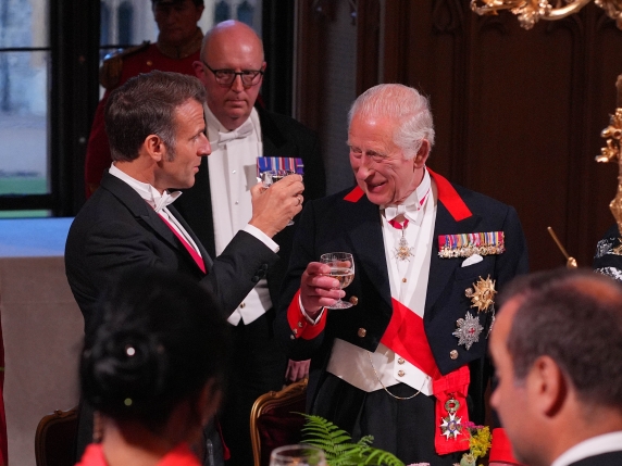 Re Carlo brinda all'«Entente Amicable», e strappa la scena con i rever rossi della giacca Windsor che piaceva a Filippo