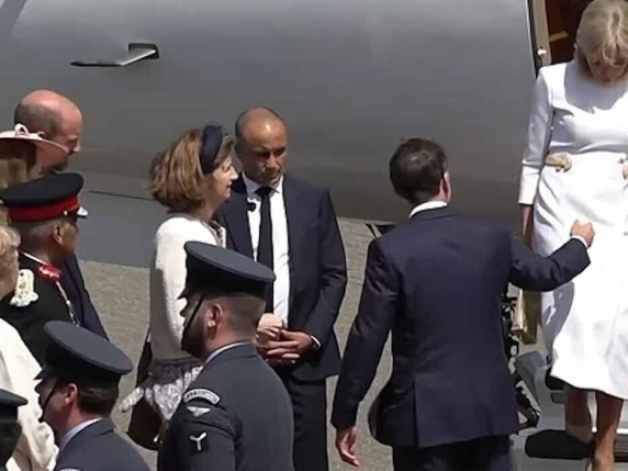 Macron offre la mano a Brigitte mentre scende dall'aereo, ma lei la rifiuta 
