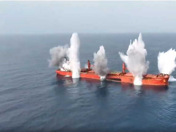 Nave greca affondata: il video dell'attacco degli Houthi