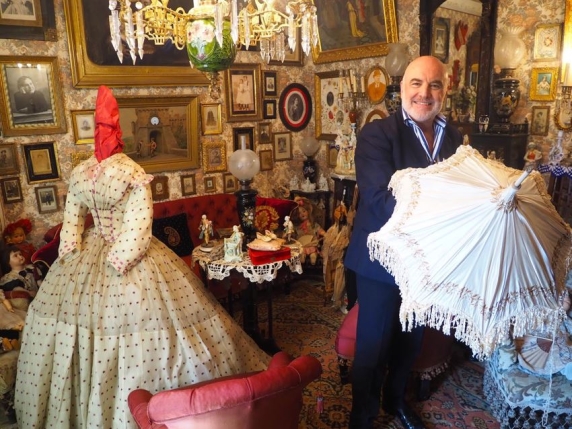 Il sindaco dei ventagli (e degli oggetti perduti) «Ecco la mia casa museo»
