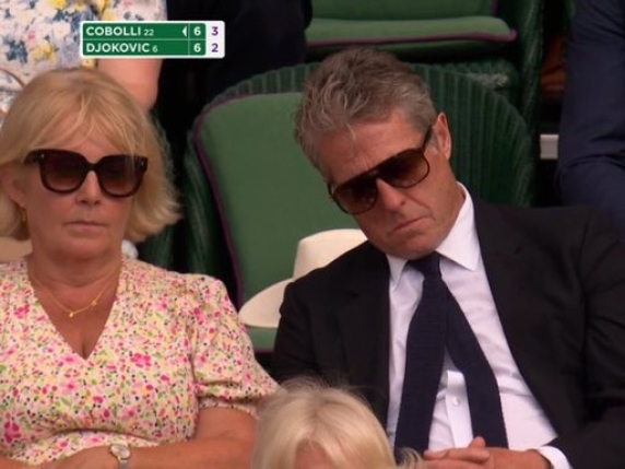 Hugh Grant, che figuraccia: si addormenta durante Cobolli-Djokovic, l'attore si perde il tiebreak vinto dall'azzurro