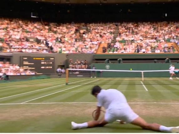 Djokovic rischia grosso, cade male in spaccata 