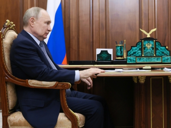 Armi Usa all'Ucraina, l'equilibrismo di Putin. Che non vuole rompere con Trump | Ma sul campo continua a colpire: missili su Kiev