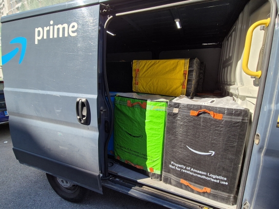 Amazon, una giornata a Milano con un corriere durante il Prime day 