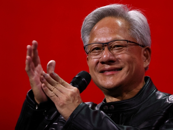 Jensen Huang, il ceo di Nvidia che vale quanto una nazione (4 mila miliardi): ecco come ci è riuscito