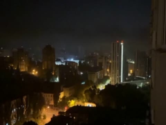 Massiccio attacco russo su Kiev: il video delle esplosioni e i soccorsi