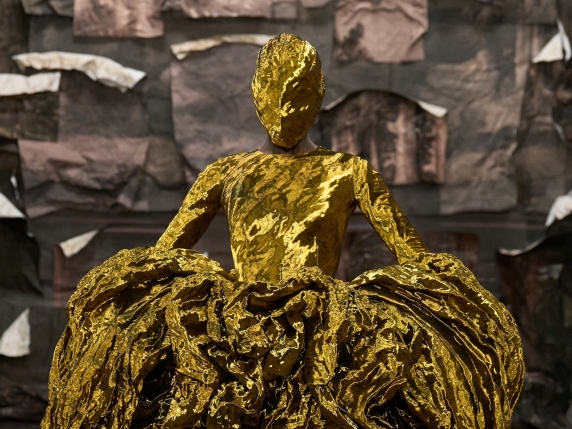 Balenciaga Couture, addio con cinismo glam