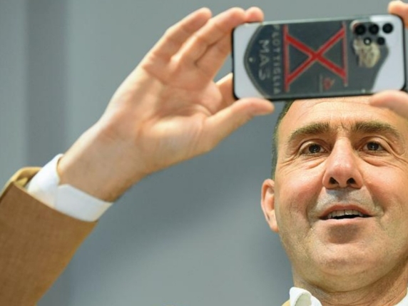 Ascesa e deriva di Vannacci: dal mito di Mussolini al post su Rackete (con zoom sulle gambe)
