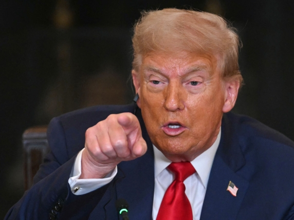 Trump annuncia: «Per il Canada dal primo agosto dazi al 35%». Oggi anche la lettera all'Unione Europea