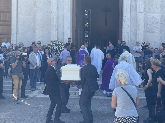 I funerali di Mara Severin, la sommelier morta nel crollo del soffitto del ristorante «Essenza» a Terracina