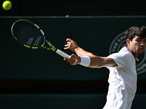 Spain's Carlos Alcaraz returns the ball to Italy's Jannik Sinner during their men's singles final tennis match on the fourteenth day of the 2025 Wimbledon Championships at The All England Lawn Tennis and Croquet Club in Wimbledon, southwest London, on July 13, 2025. (Photo by Kirill KUDRYAVTSEV / AFP) / RESTRICTED TO EDITORIAL USE