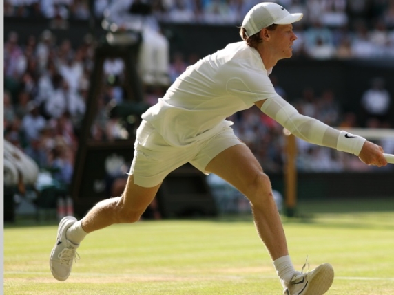 Sinner-Alcaraz, la finale di Wimbledon:  Carlos si attacca al serve and volley per tenere il servizio Live 4-6 6-4 6-4 4-3