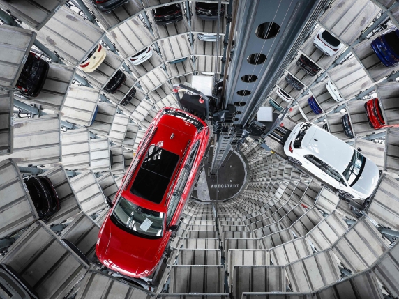 Volkswagen, stop da mercoledì alla Golf a Wolfsburg: quanto pesa la guerra dei chip con la Cina