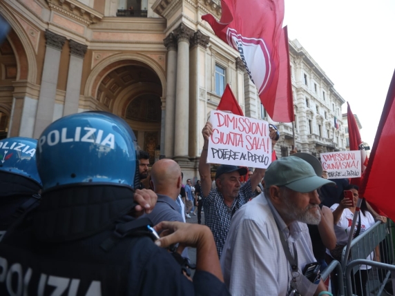 Sala in Consiglio dopo le inchieste dell'urbanistica a Milano: Vado avanti. Le mie mani sono pulite. Lascia l'assessore Tancredi| Le notizie in diretta