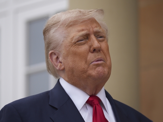 Powell non cede, la Fed lascia i tassi invariati. Trump attacca: "È sempre in ritardo"