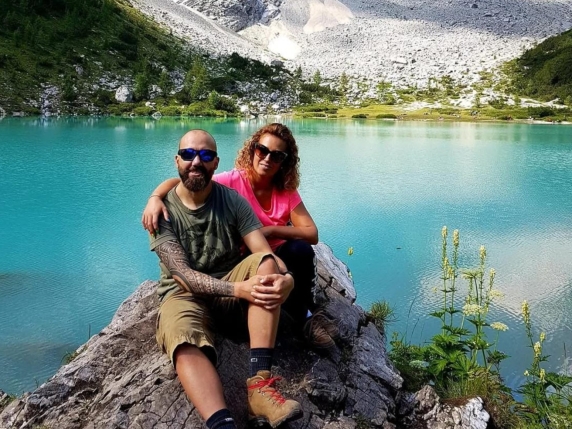 Taglia il traguardo della corsa e si sente male, muore a 35 anni sotto gli occhi della compagna