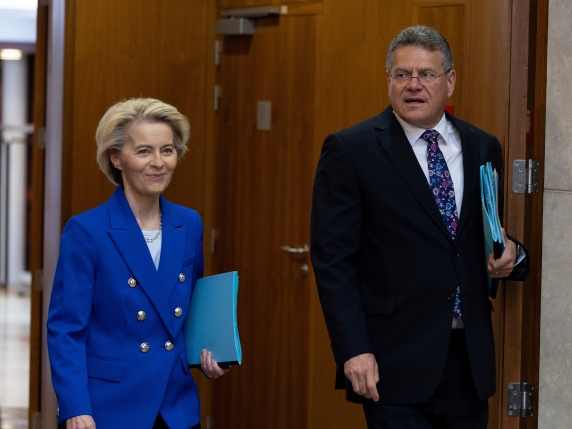 Von der Leyen ancora sotto assedio, la stretta di mano non è bastata. E riparte la corsa alle esenzioni