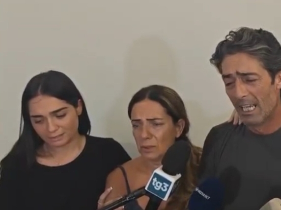 La gemella di Simona, morta a una festa in piscina: «Non abbiamo trovato i vestiti, solo le scarpe. Al nostro arrivo tutti stavano zitti»