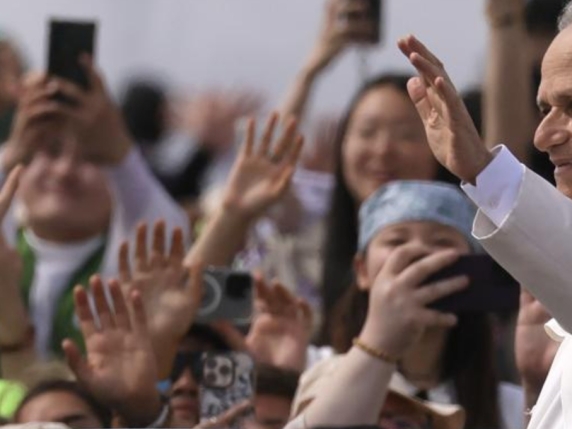 L'abbraccio del Papa ai giovani: "Aspirate a cose grandi. Siamo coi ragazzi di Gaza e Kiev"