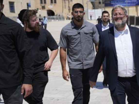 Il ministro israeliano Ben-Gvir con i coloni alla Spianata delle Moschee. L'Onu attacca: «Ai civili arriva solo il 10% del cibo»