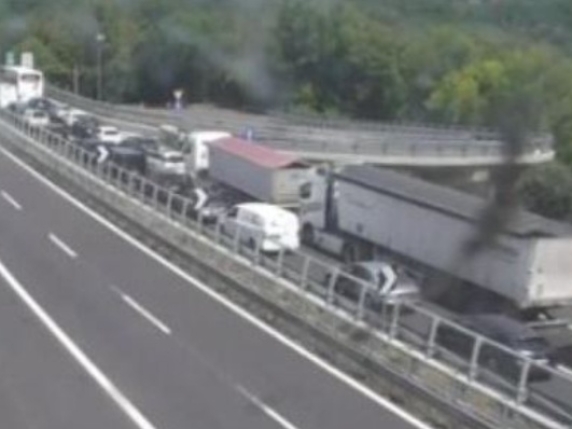 Incidente sulla A1, camion si schianta sui mezzi in coda: 3 morti su un'ambulanza, 15 feriti. Autostrada chiusa | Chi sono le vittime