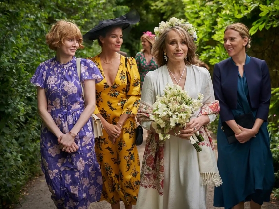 Kristin Scott Thomas: «Metto in scena la storia della mia vita, esorcizzo i due padri che ho perso da bambina»