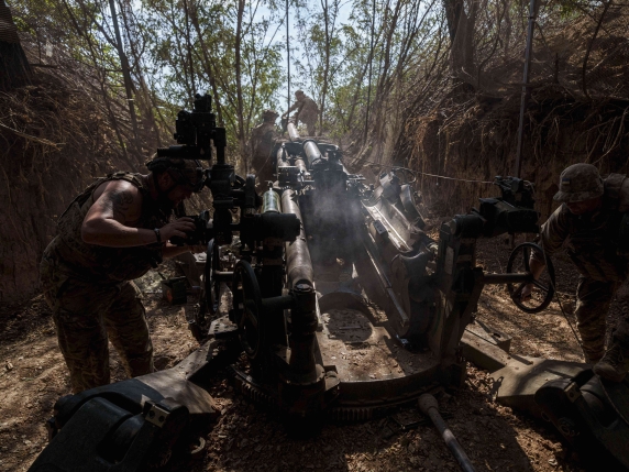 Ukrainian servicemen of the 148th artillery brigade set up a M777 howitzer before firing towards Russian positions at the frontline in Zaporizhzhia region, Ukraine, on Thursday, Aug. 7, 2025. (AP Photo/Evgeniy Maloletka) Associated Press/LaPresse