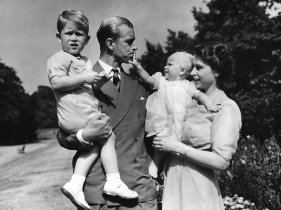 Princesha Ana dhe Mbreti Çarls në krahët e prindërve të tyre në vitin 1951