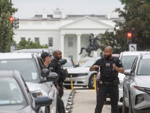 U.S. Secret Service agents talk as security measures are set up in advance of President Donald Trump's meeting with Ukrainian President Volodymyr Zelensky and European leaders at the White House in Washington, Monday, Aug. 18, 2025. (AP Photo/Rod ...