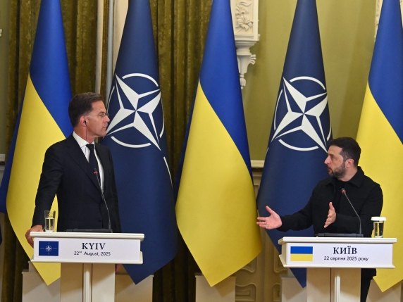 Ukraine's President Volodymyr Zelensky (R) and Secretary General of NATO Mark Rutte give a press conference following their talks in Kyiv on August 22, 2025, amid Russian invasion of Ukraine. (Photo by Sergei SUPINSKY / AFP)