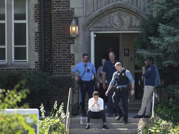 Minneapolis, sparatoria nella chiesa cattolica: l'attentatore uccide due bambini, altri dieci in ospedale. Morto anche il killer