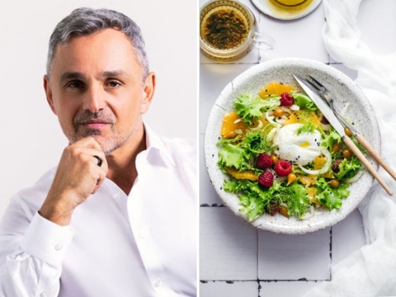 Invecchiare in Salute senza Dieta Drastica: Piccoli Cambiamenti Quotidiani per una Vita più Lunga e Sana
Approfondimento
Secondo Ongaro, invecchiare in salute non richiede diete drastiche o cambiamenti radicali nello stile di vita. Al contrario, sono i piccoli cambiamenti quotidiani, già a partire dai 30 anni, che possono fare la differenza. Questi cambiamenti possono includere una alimentazione equilibrata, una regolare attività fisica e uno stile di vita sano.
Possibili Conseguenze
Se non si adottano stili di vita sani, le conseguenze possono essere gravi. L'invecchiamento può portare a problemi di salute come l'obesità, il diabete, le malattie cardiovascolari e altre patologie croniche. Tuttavia, con piccoli cambiamenti quotidiani, è possibile prevenire o ritardare l'insorgenza di queste malattie.
Opinione
È importante notare che l'opinione di Ongaro si basa sulla sua esperienza come medico degli astronauti e sulla sua conoscenza della longevità. La sua visione è che i piccoli cambiamenti quotidiani possano avere un impatto significativo sulla salute e sul benessere a lungo termine.
Analisi Critica dei Fatti
È fondamentale analizzare criticamente i fatti e le informazioni disponibili sulla longevità e sulla salute. Ciò include esaminare le ricerche scientifiche e le evidenze disponibili per comprendere quali sono i fattori che influenzano maggiormente la salute e il benessere.
Relazioni con altri fatti
La longevità e la salute sono strettamente legate ad altri fattori come la genetica, l'ambiente e lo stile di vita. È importante considerare come questi fattori interagiscono e influenzano la salute e il benessere.
Contesto storico
La comprensione della longevità e della salute è cambiata nel corso della storia. Nuove ricerche e scoperte hanno permesso di comprendere meglio i fattori che influenzano la salute e il benessere, e di sviluppare strategie per promuovere la longevità e la salute.
Fonti
La fonte di questo articolo è il Corriere della Sera, un quotidiano italiano. L'articolo originale può essere trovato al seguente link: https://www.corriere.it/salute/ongaro-invecchiare-salute-non-servono-diete-drastiche-ma-tanti-piccoli-cambiamenti-gia-partire-dai-30-anni-ecco-quali