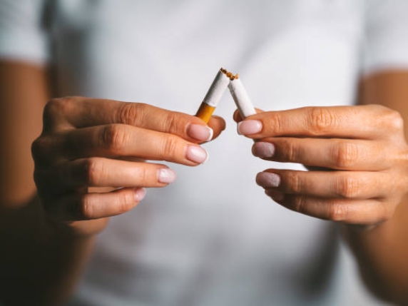 Smettere di fumare aiuta a superare altre dipendenze (alcol, droghe) Smettere di fumare aiuta a superare altre dipendenze (alcol, droghe)