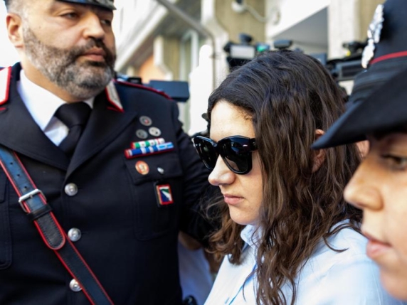 Caso Chiara Petrolini: una storia di dolore e interrogativi sulla salute mentale e la giustizia

Approfondimento
Il caso di Chiara Petrolini, la 22enne di Traversetolo imputata per il duplice omicidio dei figli appena nati, ha sollevato molte domande sulla sua salute mentale e sulle motivazioni che l'hanno portata a compiere un simile atto. La sua dichiarazione agli psichiatri, in cui afferma di non essere pazza e di voler fare la maestra, aggiunge un ulteriore livello di complessità alla vicenda.

Possibili Conseguenze
Le conseguenze di questo caso potrebbero essere gravi, non solo per la vita di Chiara Petrolini, ma anche per la comunità e la società in generale. La sentenza del processo potrebbe avere un impatto significativo sulla percezione pubblica della salute mentale e della giustizia.

Opinione
È importante notare che, in questo caso, è fondamentale mantenere un approccio obiettivo e non giudicare la persona senza conoscere tutti i fatti. La dichiarazione di Chiara Petrolini solleva molte domande e richiede un'analisi approfondita delle circostanze.

Analisi Critica dei Fatti
L'analisi dei fatti del caso Petrolini richiede un esame dettagliato delle prove e delle testimonianze. È essenziale considerare tutti gli elementi, comprese le dichiarazioni della stessa Chiara Petrolini, per comprendere appieno la vicenda.

Relazioni con altri fatti
Il caso di Chiara Petrolini potrebbe essere collegato ad altri casi di violenza o di problemi di salute mentale. È importante considerare queste possibili relazioni per comprendere meglio la complessità del caso.

Contesto storico
Il caso di Chiara Petrolini si inserisce in un contesto storico in cui la salute mentale e la giustizia sono argomenti di grande attualità. La società sta diventando sempre più consapevole dell'importanza della salute mentale e della necessità di un approccio più compassionevole e comprensivo.

Fonti
Il caso di Chiara Petrolini è stato riportato da diverse fonti, tra cui il Corriere della Sera. Per ulteriori informazioni, si può consultare l'articolo originale sul sito del Corriere della Sera: https://www.corriere.it/