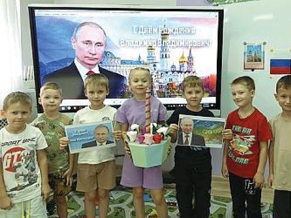 Inni e preghiere: Putin's birthday in a 'North Korean' style