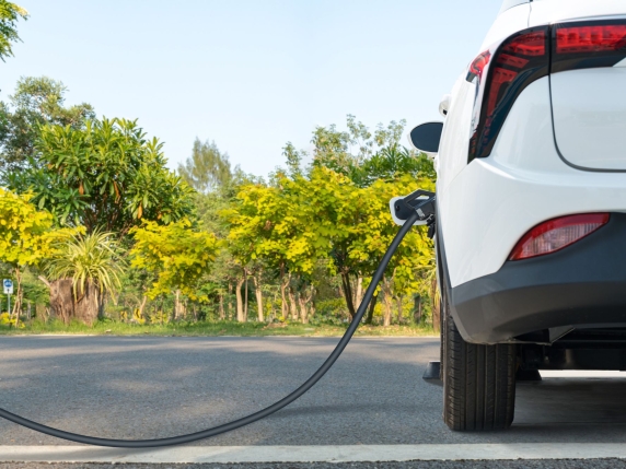 Slitta il clic day per gli incentivi per acquistare l’auto elettrica (valgono fino a 11 mila euro)