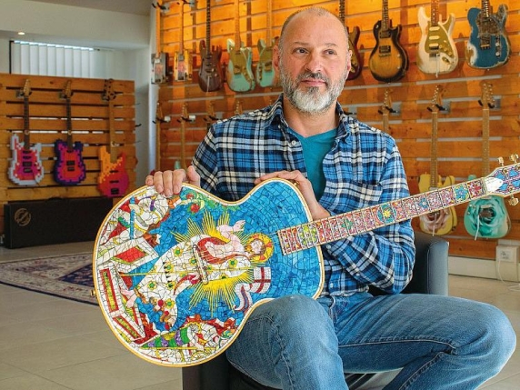 Fabrizio, liutaio hi-tech: «Le mie chitarre elettriche per il Boss e Ligabue»