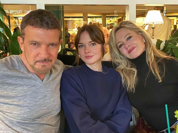 Matrimonio in segreto per la figlia di Antonio Banderas e Melanie Griffith: la scelta di Stella di escludere i cellulari dalla cerimonia