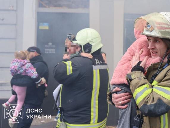 Zelensky: «Congelare la guerra sull'attuale linea del fronte è un buon compromesso» | Droni russi su asilo a Kharkiv: bimbi feriti Zelensky: «Congelare la guerra sull'attuale linea del fronte è un buon compromesso» | Droni russi su asilo a Kharkiv: bimbi feriti