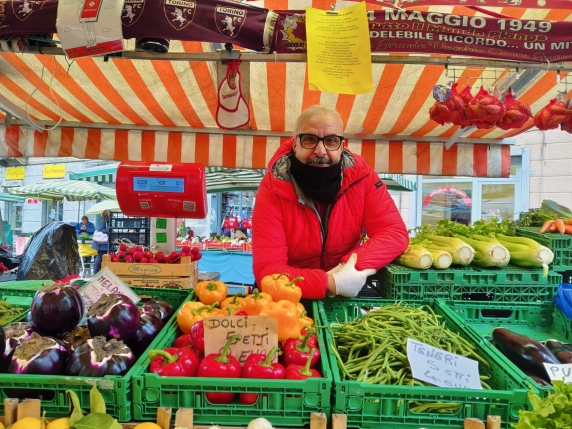 «Mangiar bene spendendo poco si può»: lo chef stellato Nicola Batavia svela i segreti per cucinare con meno di 5 euro