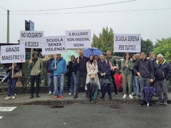 Scuola elementare, genitori scioperano contro il bullo in classe: «Teniamo i figli a casa, abbiamo paura per loro»