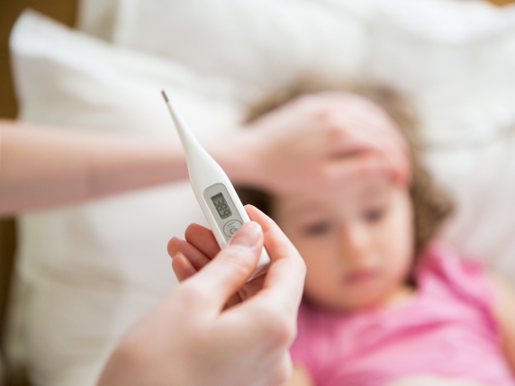 Influenza, facciamo chiarezza. Le risposte della scienza su come proteggere i bambini (e tutta la famiglia)