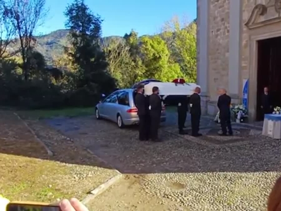 I funerali di Pamela Genini: l'arrivo della bara bianca in chiesa | Il video