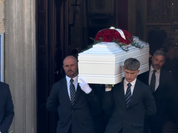 Il funerale di Pamela Genini: il feretro bianco e la chiesa gremita