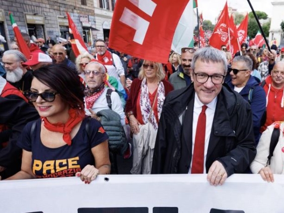 Manifestazione della Cgil a Roma, Landini: «Non escludo scioperi contro la manovra» Manifestazione della Cgil a Roma, Landini: «Non escludo scioperi contro la manovra»