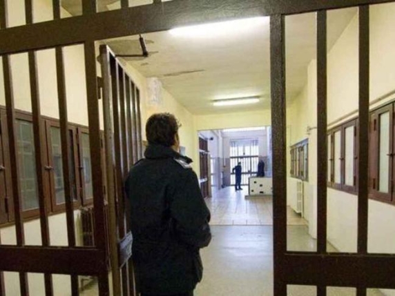 Donna incinta arrestata a Venezia per borseggio: le nuove norme sulla detenzione sollevano interrogativi sulla giustizia e i diritti umani
Approfondimento
La legge prevede che le donne incinte possano essere arrestate solo in casi eccezionali. Tuttavia, le nuove norme introdotte recentemente hanno modificato questa regola, consentendo la detenzione anche per le donne in stato di gravidanza.
Possibili Conseguenze
La detenzione di una donna incinta può avere conseguenze negative sulla sua salute e su quella del nascituro. È importante che le autorità prendano in considerazione la condizione della donna e valutino la possibilità di alternative alla detenzione.
Opinione
La questione solleva interrogativi sulla giustizia e sulla tutela dei diritti umani. È fondamentale che le autorità bilancino la necessità di applicare la legge con la protezione dei diritti e della dignità delle persone, in particolare di quelle in condizione di vulnerabilità.
Analisi Critica dei Fatti
La situazione mette in luce la necessità di una revisione delle norme vigenti per garantire che siano adeguate e rispettose dei diritti umani. È importante che le autorità valutino attentamente le conseguenze delle loro decisioni e agiscano con sensibilità e responsabilità.
Relazioni con altri fatti
Questo caso non è isolato e riflette una tendenza più ampia nella gestione della giustizia e dei diritti umani. È essenziale che la società e le autorità si impegnino a trovare soluzioni che bilancino la giustizia con la compassione e la tutela dei diritti.
Utilità pratica
La consapevolezza di queste questioni può aiutare a promuovere un dibattito più ampio sulla giustizia e sui diritti umani, incoraggiando le autorità a valutare le conseguenze delle loro decisioni e a cercare soluzioni più eque e umane.
Contesto storico
La storia ha mostrato che le società che hanno bilanciato la giustizia con la compassione e la tutela dei diritti umani sono quelle che hanno raggiunto il maggior benessere e la maggiore coesione sociale.
Fonti
Il caso è stato riportato dal sito Corriere della Sera, che fornisce aggiornamenti e approfondimenti sulla vicenda.